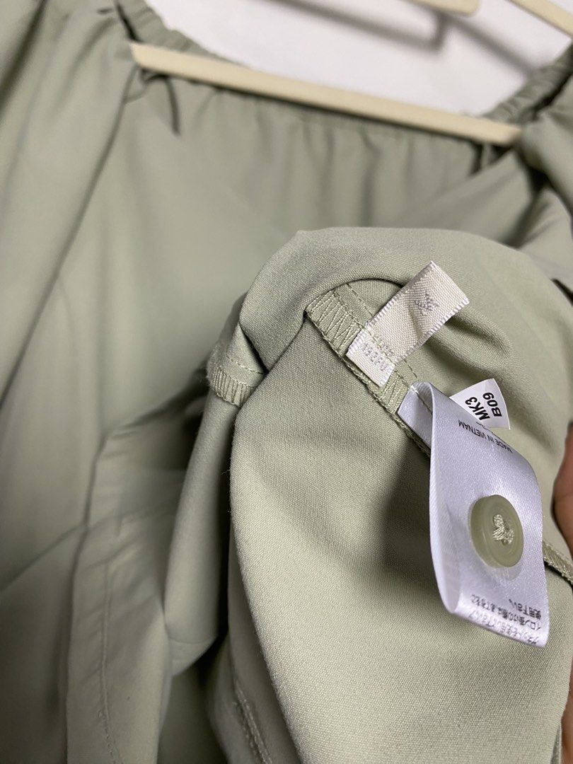 GU Sage green puff sleeve blouse (Category: Blouses) located in Makati City. Submitted by indaysukaycloset (Listing ID 1470683282, Image 3). Description: 🌿 GU SAGE PUFF BLOUSE FOR SALE ITEM: Sage Green Puff Sleeve Blouse BRAND: GU by UNIQLO - Japan Brand COLOR: Sage / Matcha Green - super trendy! STYLE: Square Neck / Puff Sleeve TAG SIZE: M FITS: Medium to large FABRIC: 100% Polyester (ポリエステル) → Flowy, light, soft, no wrinkle, not mainit FEATURE