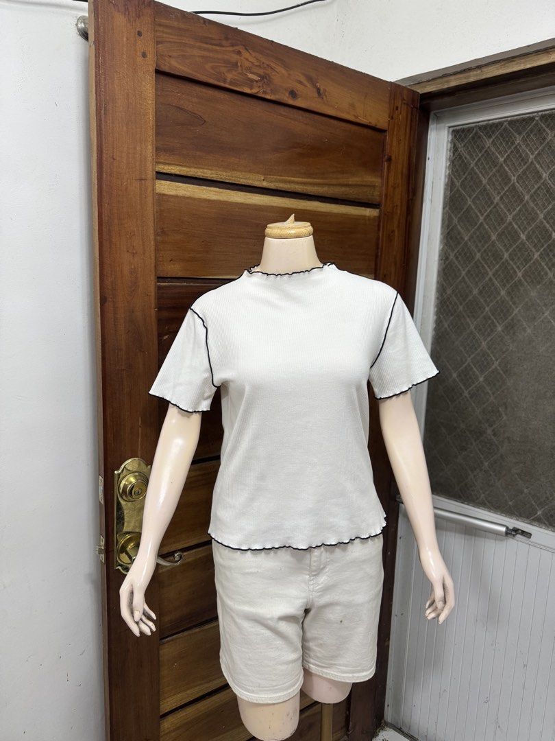 GU White Ribbed Lettuce Edge Tee (Category: Shirts) located in Cavite. Submitted by yakultjeni85475 (Listing ID 1470731854, Image 2). Description: - Brand: GU - Color: White with contrasting black lettuce edge trim - Design: Short-sleeve ribbed top with lettuce hem and cuffs - Material: Soft, stretchy, and comfortable fabric - Fit: Flattering and easy to style - Versatility: Great basic tee for daily casual wear, pairs well with shorts or trouser