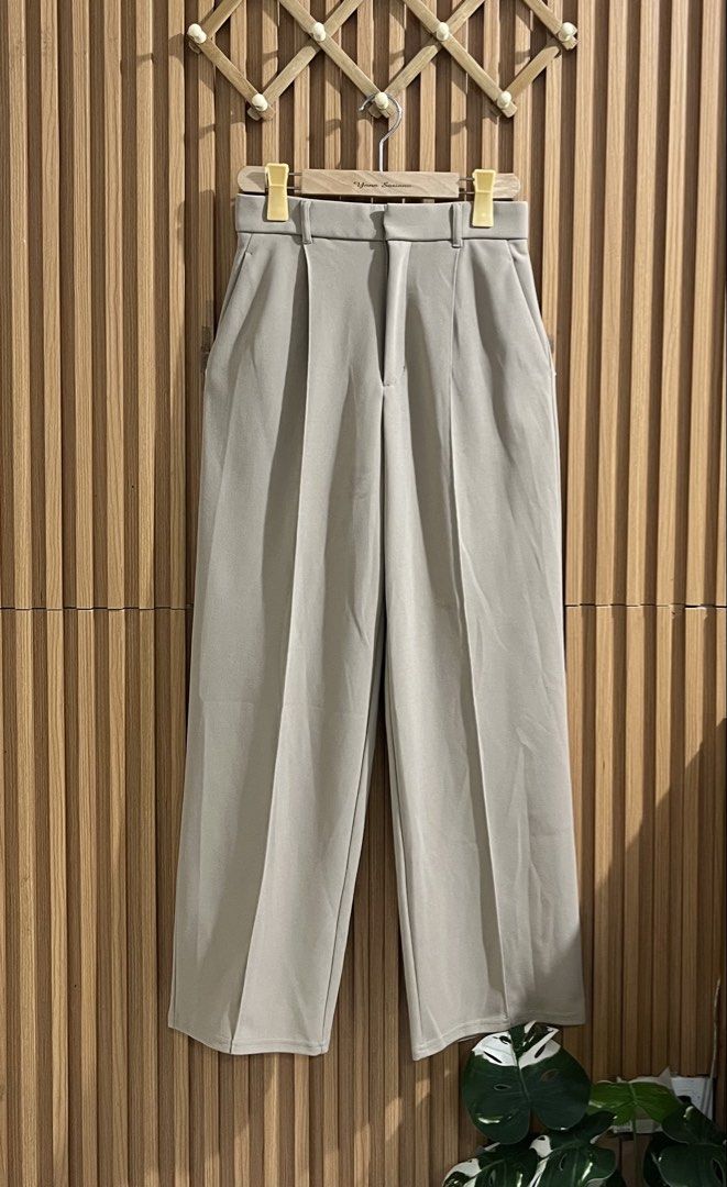 GU Wide Pants (Category: Other Bottoms) located in Caloocan City. Submitted by ynna_27 (Listing ID 1470683407, Image 2). Description: GU Wide Pants Used - Good as new Color : Beige Medium Waist 28-30” via tape measure Length 38” Issue : x Price 699.