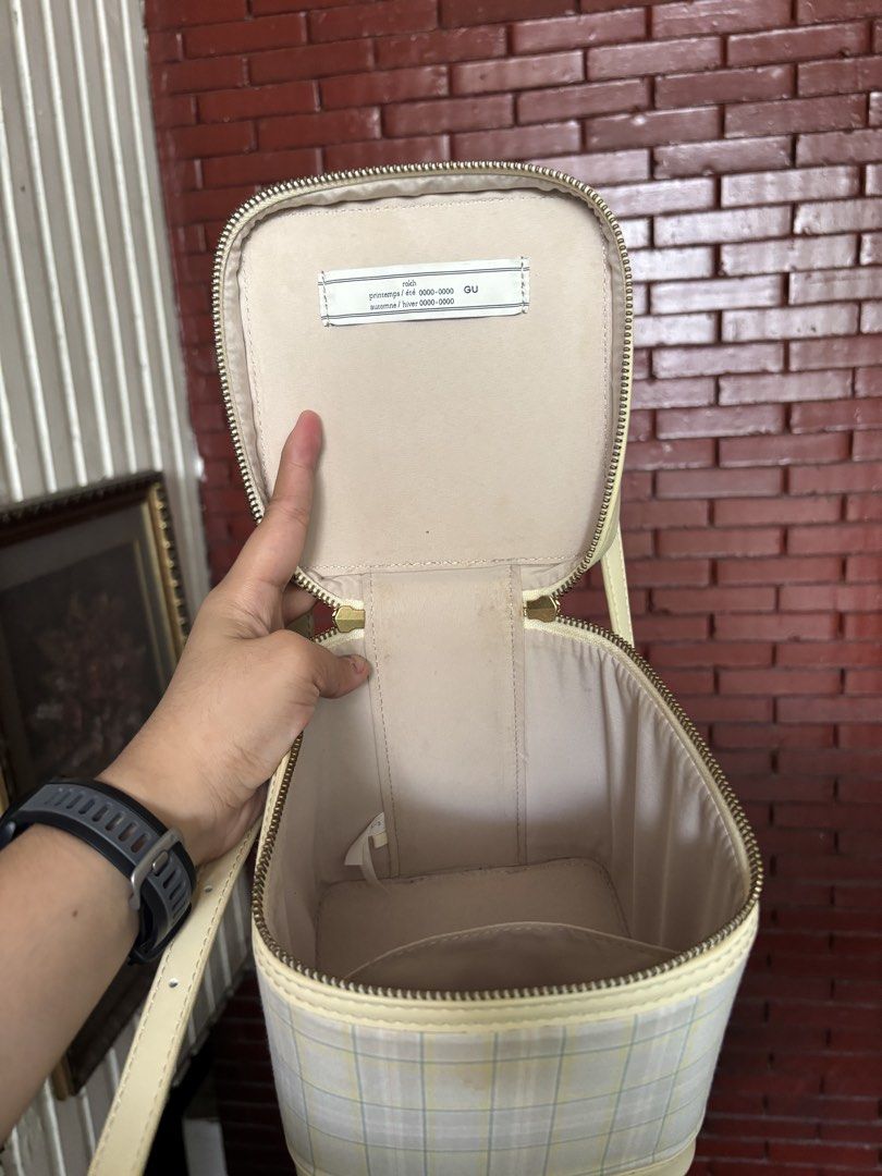 GU Yellow Bucket Bag (Category: Cross-body Bags) located in Quezon City. Submitted by lovedbyuandme (Listing ID 1470593909, Image 3). Description: Used around 3x With stain at the back (can be removed) No other issues Item from Quezon City.