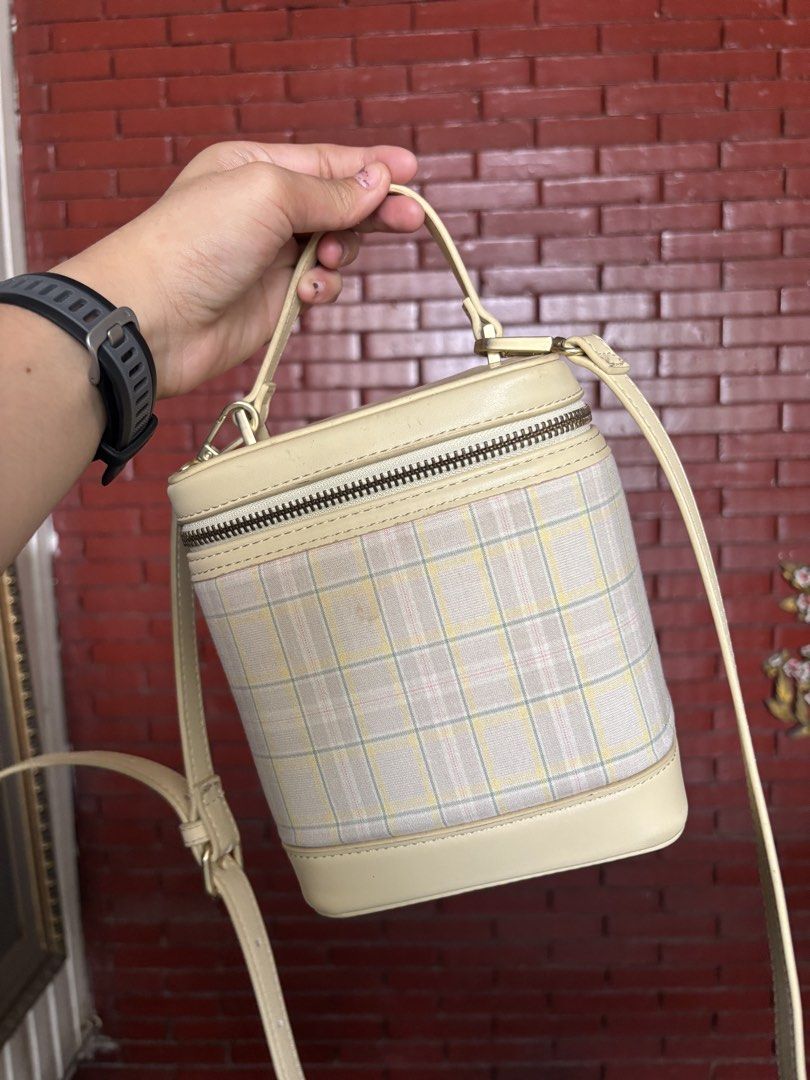 GU Yellow Bucket Bag (Category: Cross-body Bags) located in Quezon City. Submitted by lovedbyuandme (Listing ID 1470593909, Image 1). Description: Used around 3x With stain at the back (can be removed) No other issues Item from Quezon City.