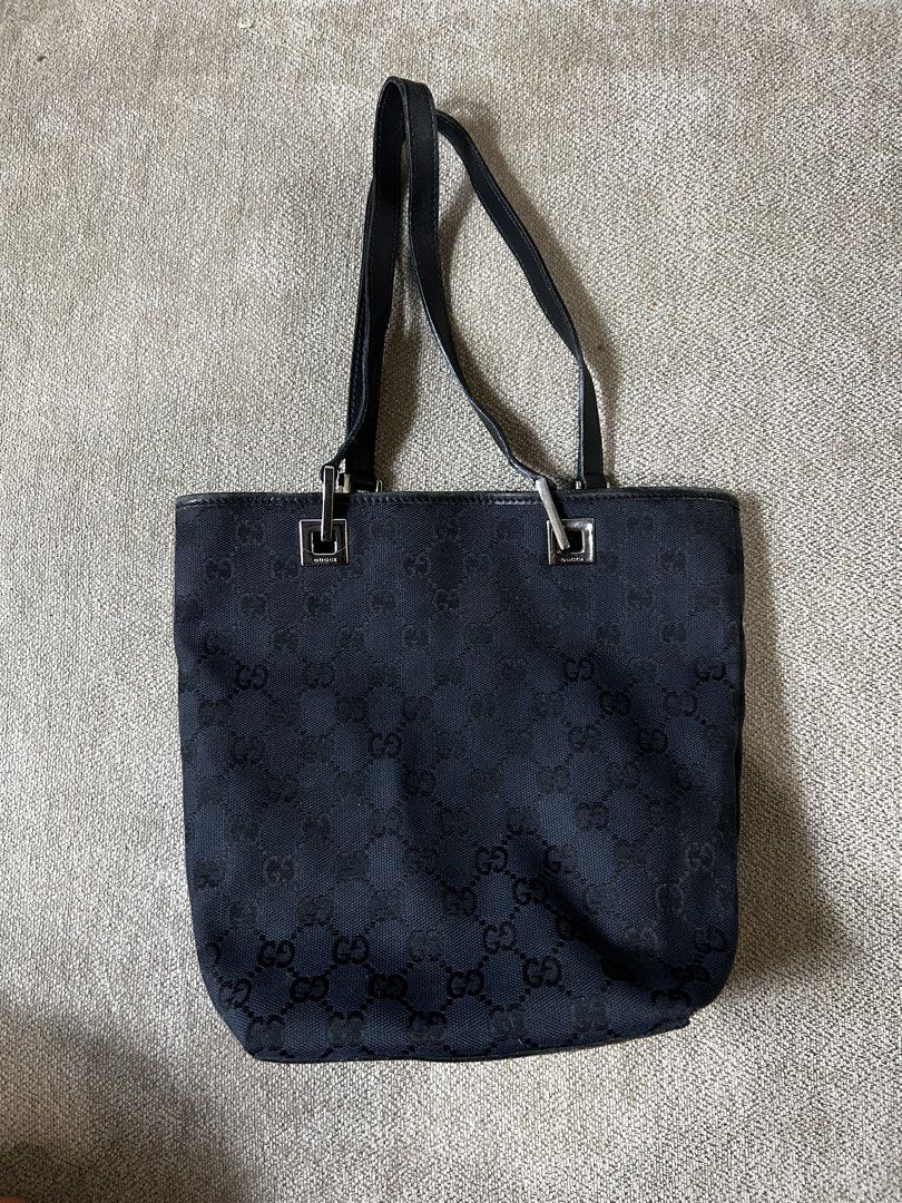 Gucci Black Canvas shoulder (Category: Luxury Bags & Wallets) located in Aurora. Submitted by snoworiontwinkle_08 (Listing ID 1470676126, Image 1). Description: No issue Like new Dm me Solid nito.