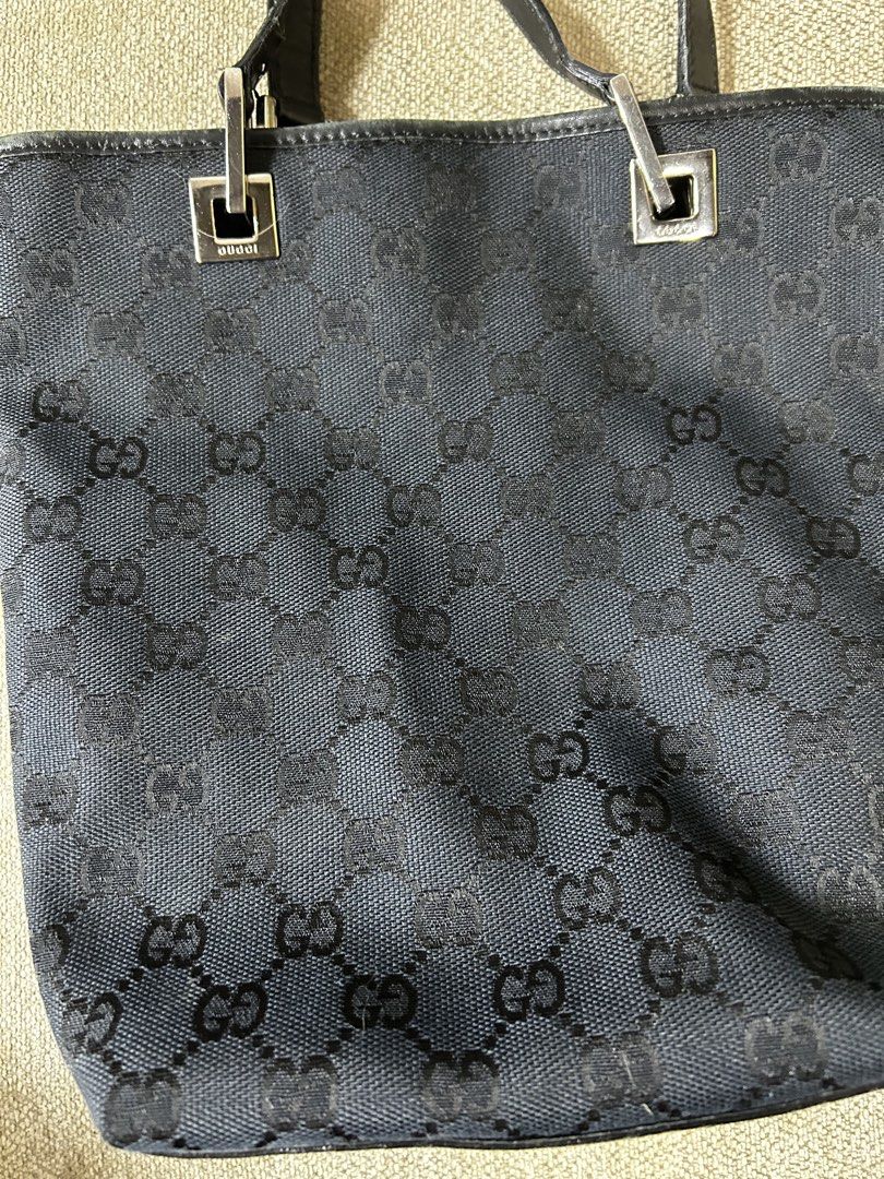 Gucci Black Canvas shoulder (Category: Luxury Bags & Wallets) located in Aurora. Submitted by snoworiontwinkle_08 (Listing ID 1470676126, Image 2). Description: No issue Like new Dm me Solid nito.