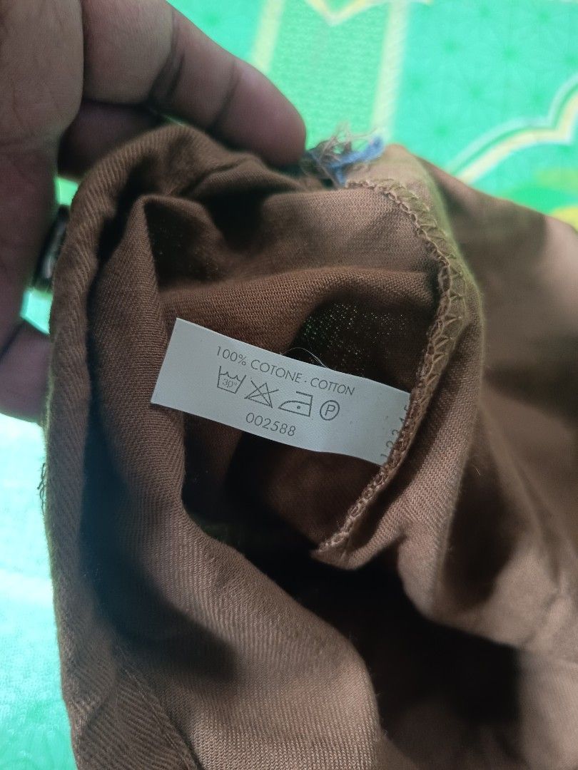 Gucci Brown Dust Bag (Category: Luxury Bags & Wallets) located in Manila. Submitted by youngbear.185ac4 (Listing ID 1470563089, Image 3). Description: - Authentic brown Gucci dust bag - Features a large printed Gucci logo on the front - Secure drawstring closure at the top - Made in Italy, 100% cotton with interior tag and care instructions - Great for storing luxury items, shoes, or handbags - Condition: Excellent.