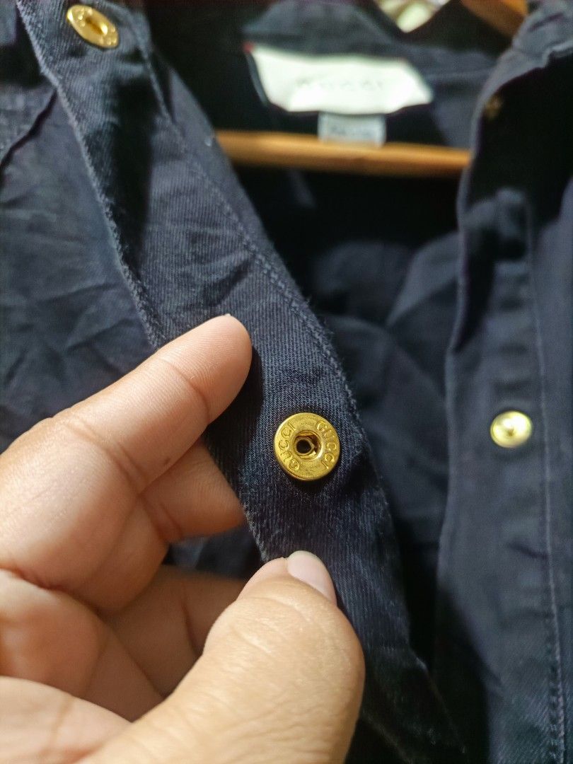 Gucci Denim Jacket black (Category: Luxury Apparel) located in Cebu City. Submitted by negotiableprice22 (Listing ID 1470623031, Image 2). Description: GUCCI DENIM JACKET Size 40 Dimes Width 24.5 inch Length 31 inch issue print nya check photos available accepting offers super ganda po nya lalo ng pag nag bar ka, sobrang kita yung laki ng Logo nya ..