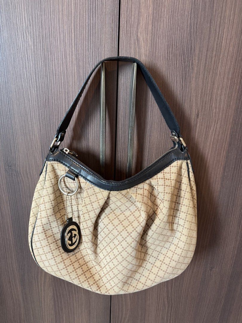 Gucci Diamante hobo bag (Category: Shoulder Bags) located in Pasig City. Submitted by 2etal (Listing ID 1470696317, Image 1). Description: .
