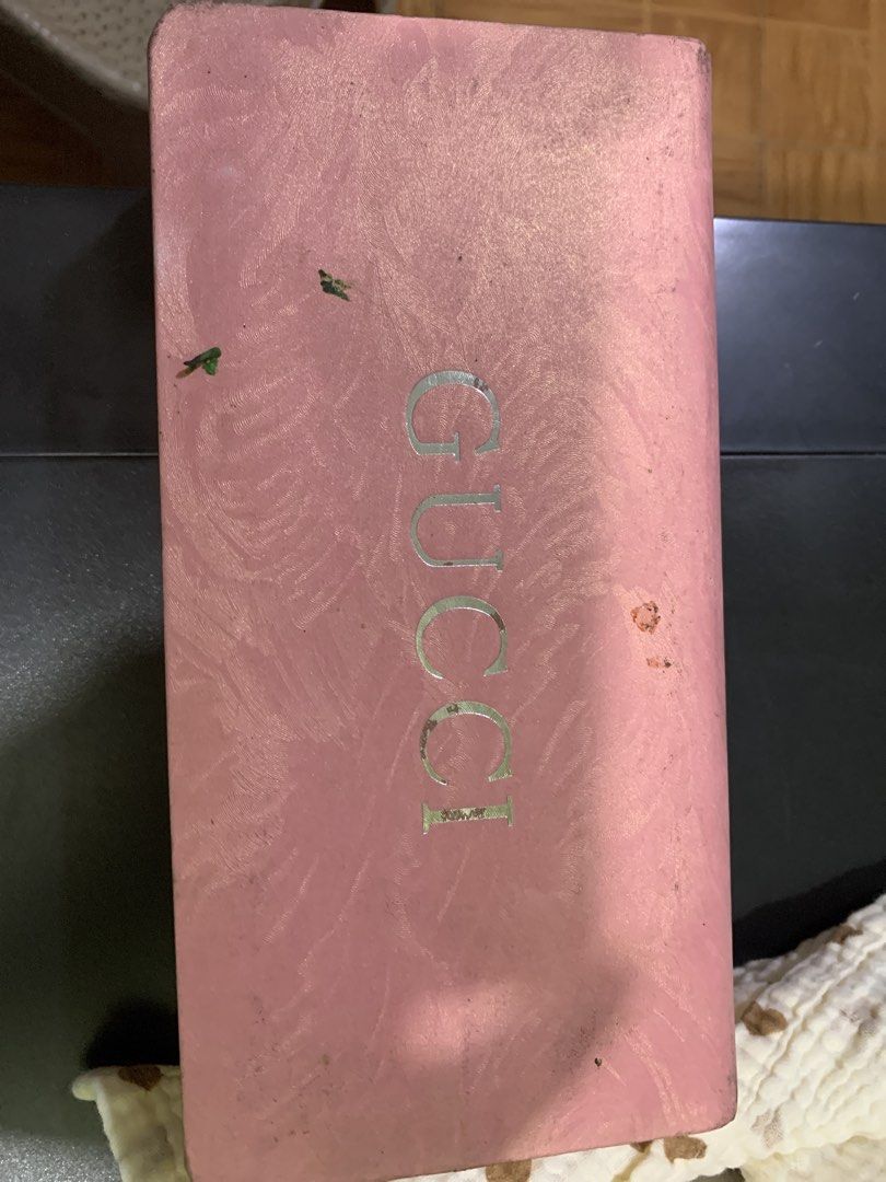 Gucci Interchangeable Bezel Watch Set with Extra Straps (Category: Women's Watches) located in Antipolo. Submitted by cebb888 (Listing ID 1470650592, Image 3). Description: - Brand: Gucci - Set Includes: 1 white bezel watch body, 10 colorful interchangeable bezel rings, and 10 leather straps - Strap Colors: Pink, black, red, orange, beige, brown, blue, purple, green, and more - Hardware: Gold-tone buckles and strap loops - Packaging: Original pin