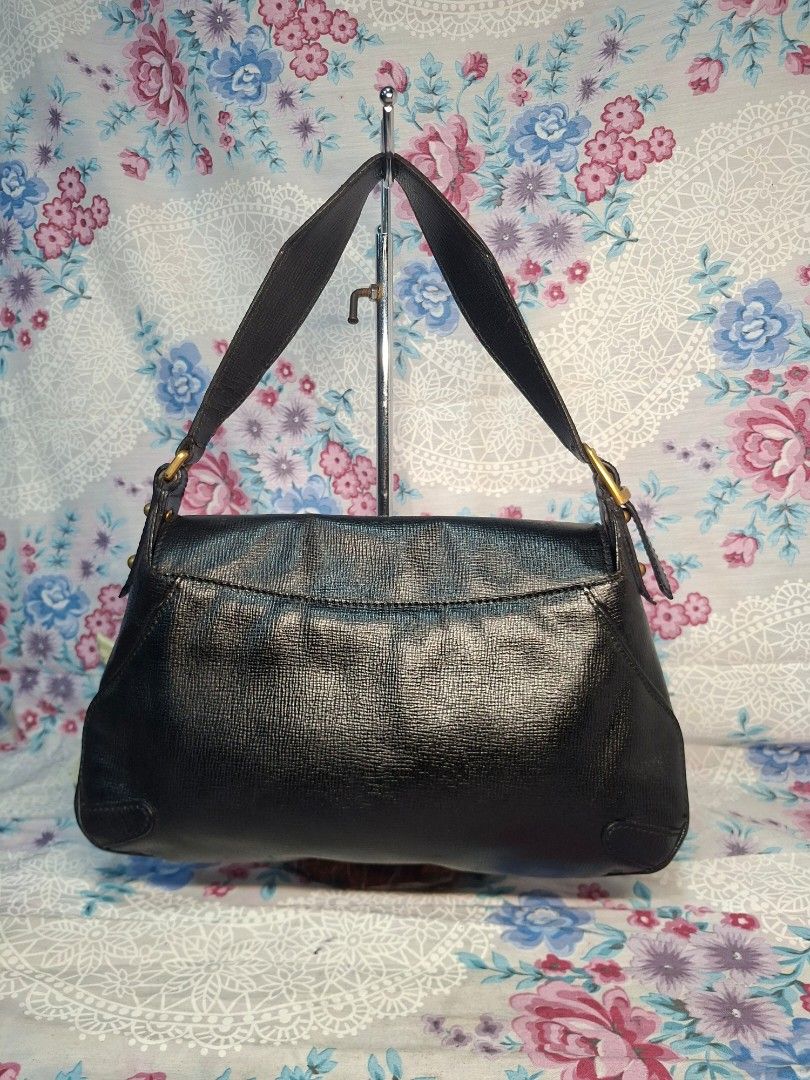 GUCCI LEATHER SHOULDER BAG (PROJECT BAG) (Category: Shoulder Bags) located in General Mariano Alvarez. Submitted by adonid (Listing ID 1470638480, Image 2). Description: GOOD CONDITION ORIGINAL GUCCI SHOULDER BAG ISSUE INALIS YUNG BAKAL NA DESIGN SA HARAPAN NYA.
