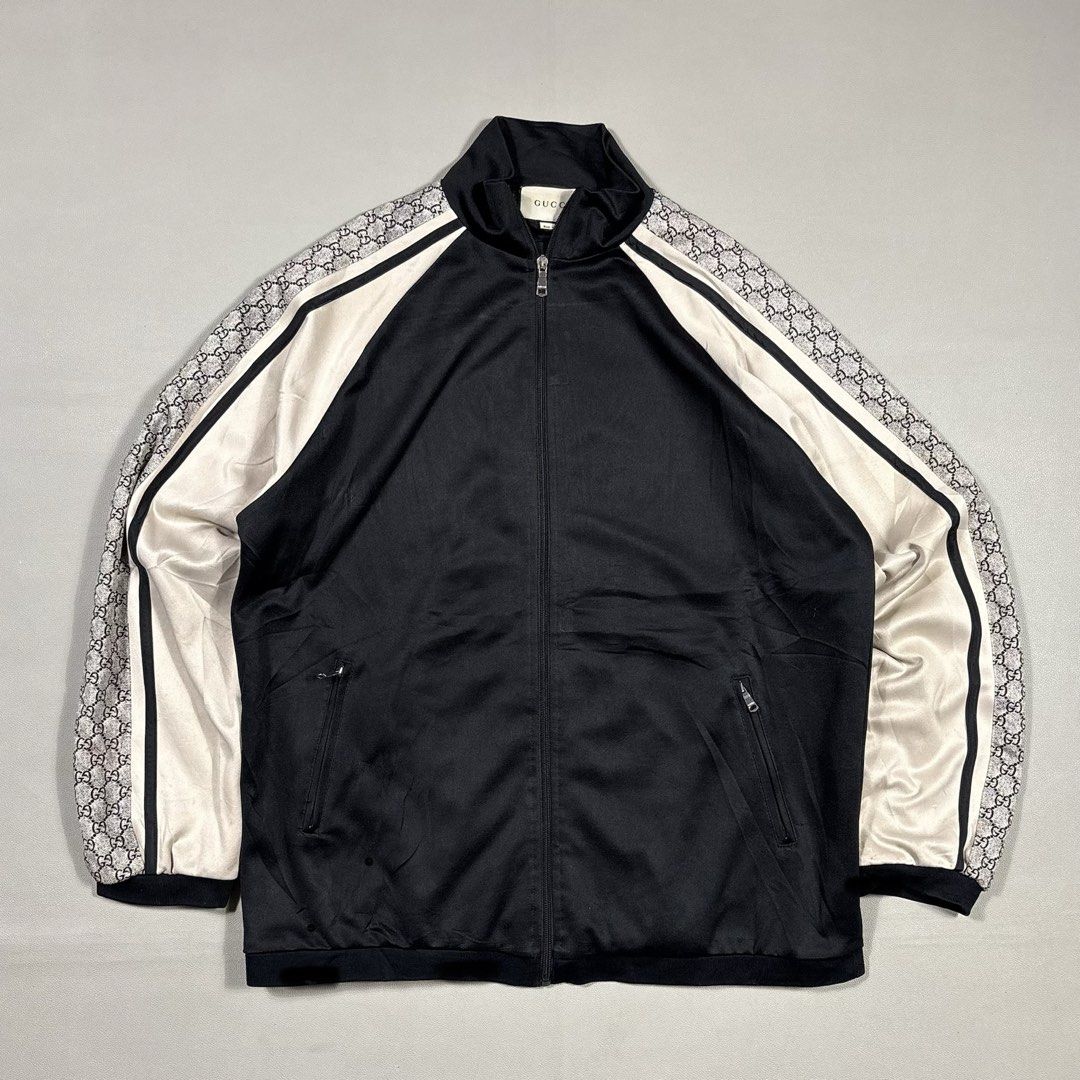 Gucci Oversize Technical Jersey Jacket in black and ivory (Category: Luxury Apparel) located in Quezon City. Submitted by dufflebag_boy (Listing ID 1470558032, Image 1). Description: Gucci Oversize Technical Jersey Jacket in black and ivory -Price: 7,500 -Size: xl -Measurement -Width: 26 -Lenght: 30 -Excellent Condition HMU 📩.