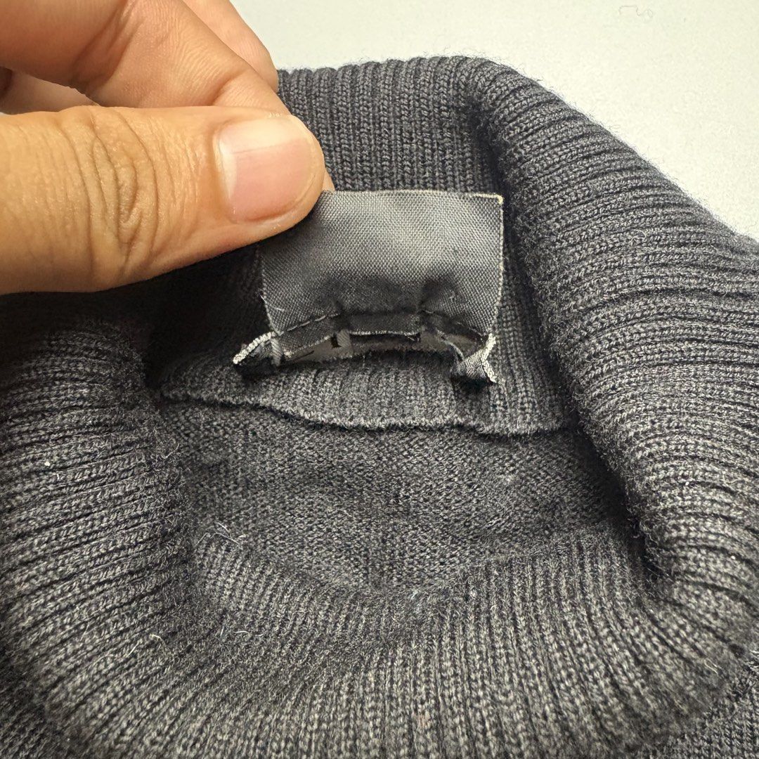 Gucci Tomford era turtle neck (Category: Coats, Jackets and Outerwear) located in Dinalupihan. Submitted by hell.thrift (Listing ID 1470620700, Image 3). Description: Size:medium Issue lints overall condition good No holes or pinholes 25.5x20.