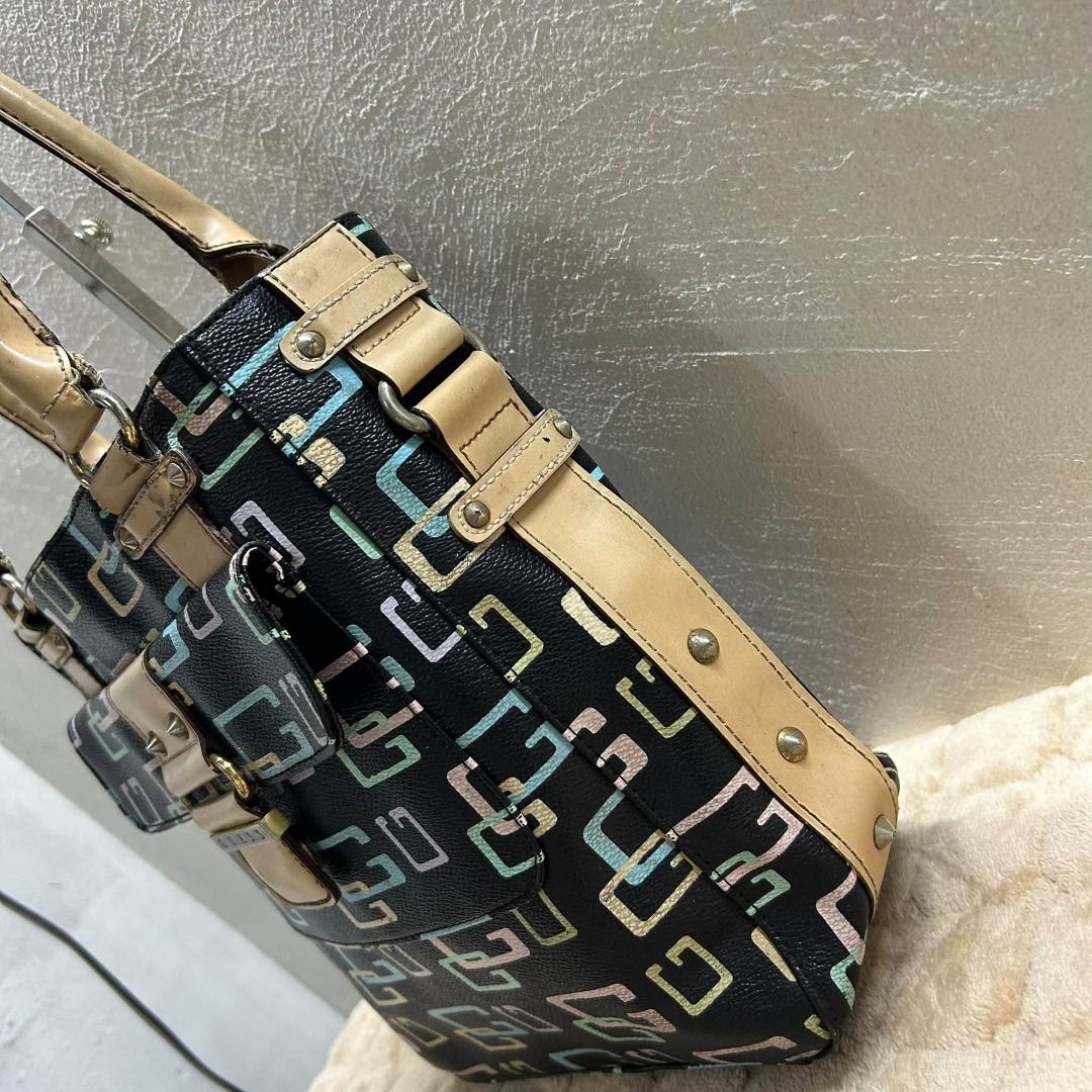 GUESS SHOULDER BAG (Category: Tote Bags) located in Caloocan City. Submitted by j3ngsanity (Listing ID 1470580699, Image 3). Description: ISSUE : RUST SA HARDWARE / INK STAIN SA LOOB NA PART / MIN LEATHER SCRATCH 2 COMPARTMENT.