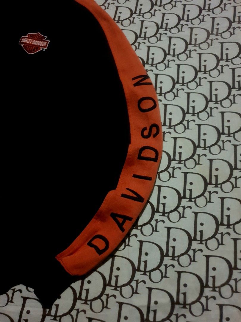 Harley Davidson sweater (Category: Coats, Jackets and Outerwear) located in San Fernando. Submitted by retro.district. (Listing ID 1470722990, Image 3). Description: - Harley Davidson Sweater - Size: XL(25x27) - Condition: Excellent - Issue: scratch see 5th pic - Color Rate: 8.5/10.