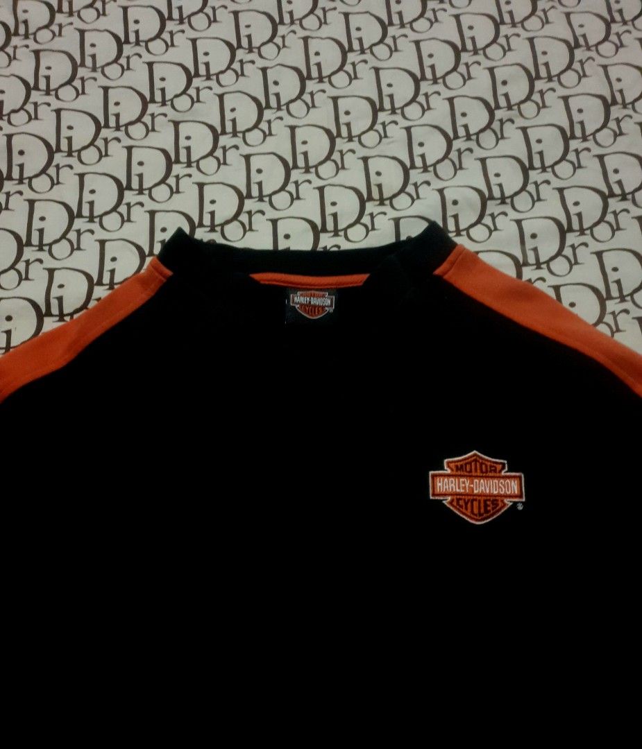 Harley Davidson sweater (Category: Coats, Jackets and Outerwear) located in San Fernando. Submitted by retro.district. (Listing ID 1470722990, Image 2). Description: - Harley Davidson Sweater - Size: XL(25x27) - Condition: Excellent - Issue: scratch see 5th pic - Color Rate: 8.5/10.