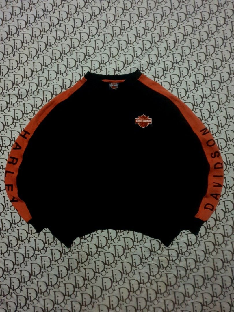 Harley Davidson sweater (Category: Coats, Jackets and Outerwear) located in San Fernando. Submitted by retro.district. (Listing ID 1470722990, Image 1). Description: - Harley Davidson Sweater - Size: XL(25x27) - Condition: Excellent - Issue: scratch see 5th pic - Color Rate: 8.5/10.