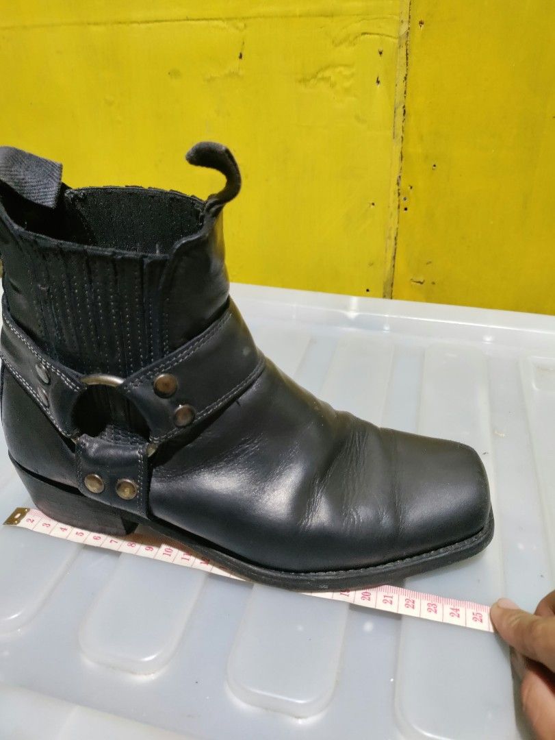 HARNESS COWBOY BOOTS GENUINE HARD LEATHER (Category: Boots) located in Carmen. Submitted by raythrifter (Listing ID 1470633093, Image 2). Description: Size 38 to 39 only $1,600☺️.