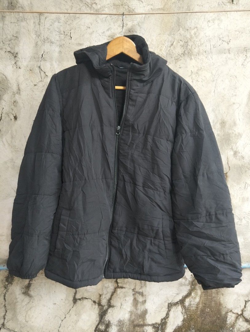 Heavy Black Winter Puffer Jacke (Category: Coats, Jackets and Outerwear) located in Malolos. Submitted by rthrift2026 (Listing ID 1470657397, Image 1). Description: Brand: Operation Warm Size: Medium Color: Midnight Black Features: Super kapal, windproof, at may ultra-soft fleece lining sa loob..