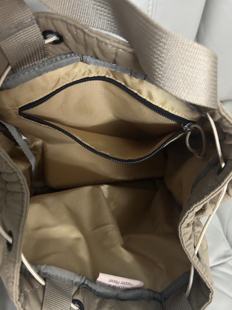 Hellolulu Backpack 背包 （分類：背囊）位於 Hong Kong。 由 selling.goodsss 提交（商品編號 1470681196，圖片 3）。簡介： 。