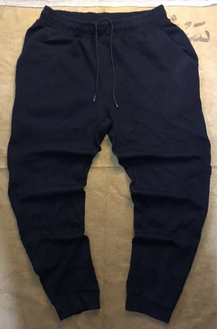 Helly Hansen Black Men Sweatpants Joggers Size XL (Category: Joggers) located in Mati. Submitted by abu_razmey (Listing ID 1470729274, Image 1). Description: - Brand: Helly Hansen - Size: Men's XL - Color: Black - Adjustable drawstring waist with branded metal tips - Iconic HH logo printed on the left leg and back waistband - Cuffed ankles for a stylish tapered fit - Comfortable everyday athletic wear - Condition: Brand new / Excellent quality.