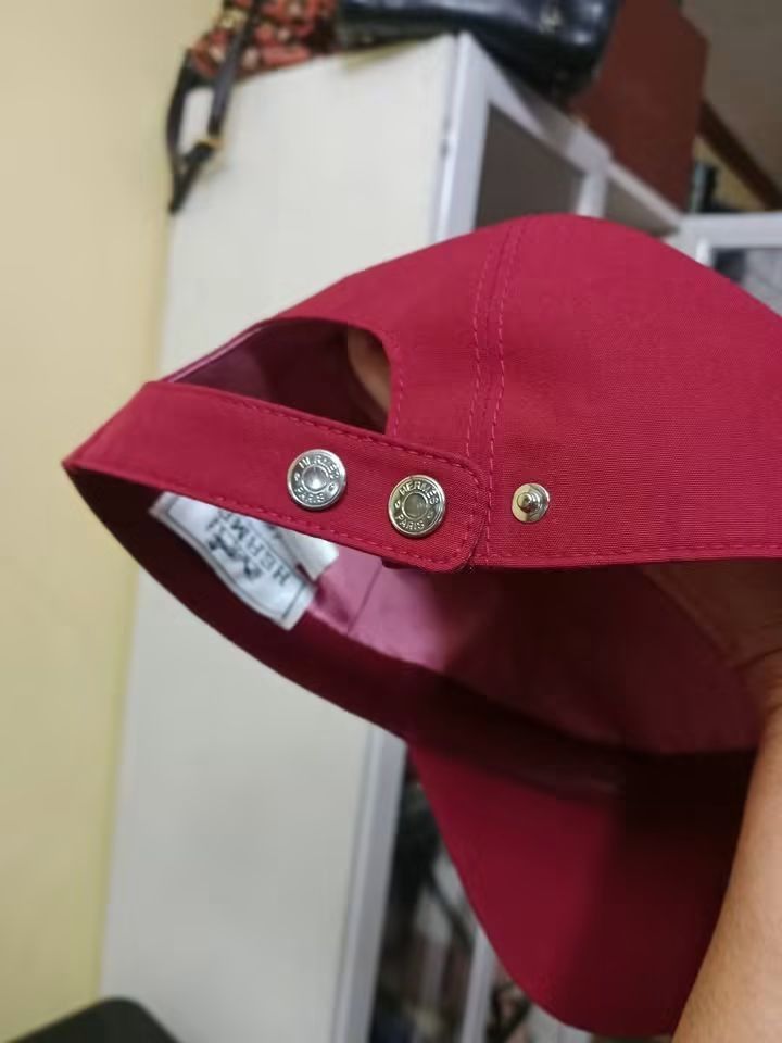 Hermes (Category: Hats & Beanies) located in Angeles City. Submitted by mjshoppingretail (Listing ID 1470589103, Image 3). Description: Ermes Like new no inclusion from Canada.