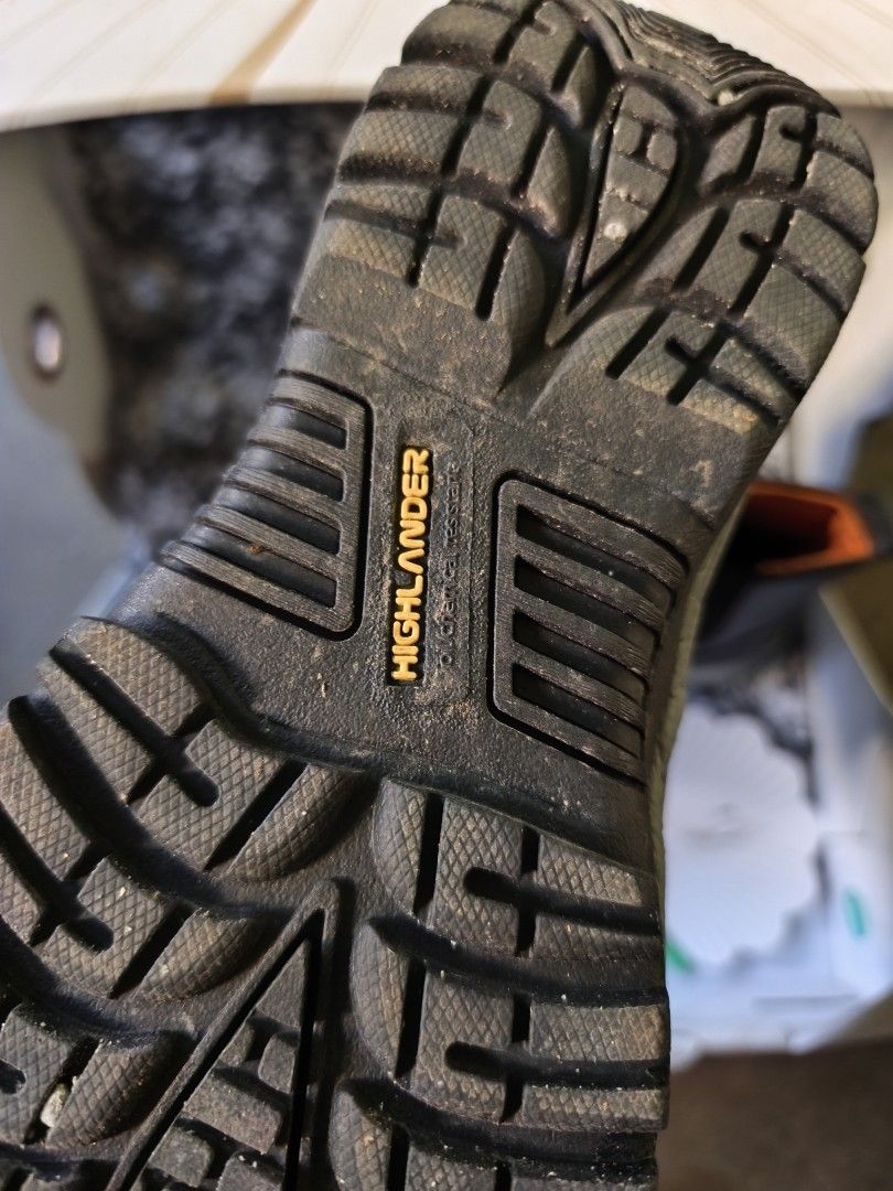 Highlander Safety Shoes (Category: Casual Shoes) located in Antipolo. Submitted by raybiyaclosetstuff (Listing ID 1470688758, Image 2). Description: Safety Shoes Highlander Isang beses lang nagamit Php 500 41 EUR 7 US loc: Pasig/Cainta shipping via JandT or lalamove.