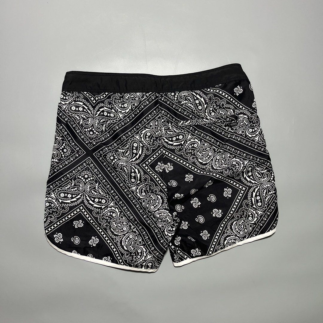 H&M Bandana Beach / Board Short (Category: Activewear) located in Bacolod City. Submitted by marmanj (Listing ID 1470662722, Image 2). Description: ♻️ H&M Bandana Beach / Board Short •Original - Complete tags •As new condition •Size: Large to XL •Waistline: 35-36” •Length: 16” •Leg Opening : 11” •Color: Black and white ( Bandana ) •Color rate: 10/10 •1 ziper pocket at the back •No flaws 🔖Price: ₱580 📌Location: Bacolod City Negros Occidetal ‼️Di