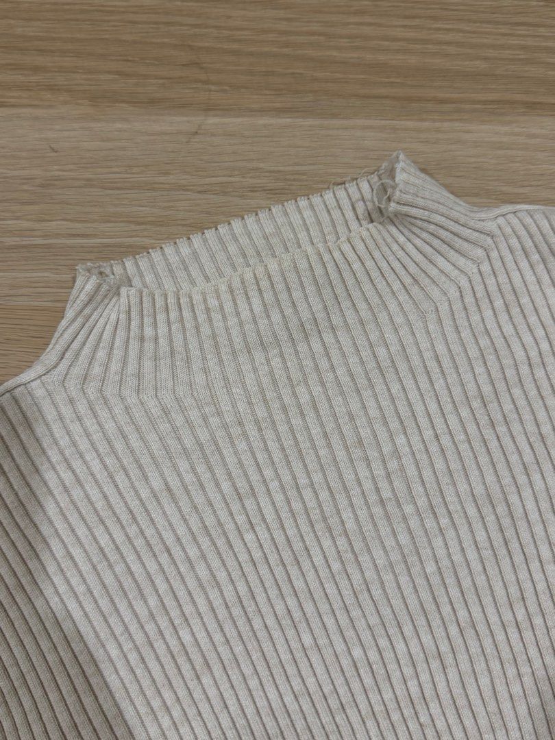 H&M Beige Ribbed Knit Turtle Neck (Category: Longsleeves) located in Makati City. Submitted by declutterwithella (Listing ID 1470650139, Image 2). Description: Brand: H&M Size: Small Flaws: Yung sa neck area natastas na yung tahi around the neck, pero sa totoo lang hindi halata 🤣 No stain, no hole.