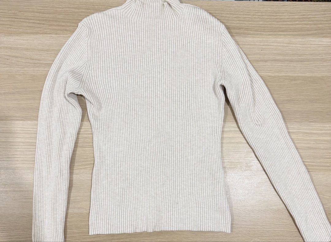 H&M Beige Ribbed Knit Turtle Neck (Category: Longsleeves) located in Makati City. Submitted by declutterwithella (Listing ID 1470650139, Image 1). Description: Brand: H&M Size: Small Flaws: Yung sa neck area natastas na yung tahi around the neck, pero sa totoo lang hindi halata 🤣 No stain, no hole.