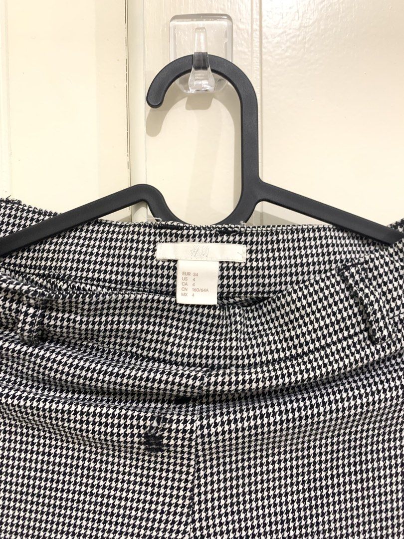 H&M Black and White Houndstooth Ankle Pants Size US 4 (Category: Trousers) located in Pasig City. Submitted by lovedbyri (Listing ID 1470674483, Image 3). Description: - Brand: H&M - Pattern: Classic black and white houndstooth check - Size: EUR 34 / US 4 - Fit: Tailored, cropped ankle length - Details: Double button waistband closure, belt loops, and standard back pockets - Versatility: Ideal for office wear, smart-casual outfits, or weekend sty