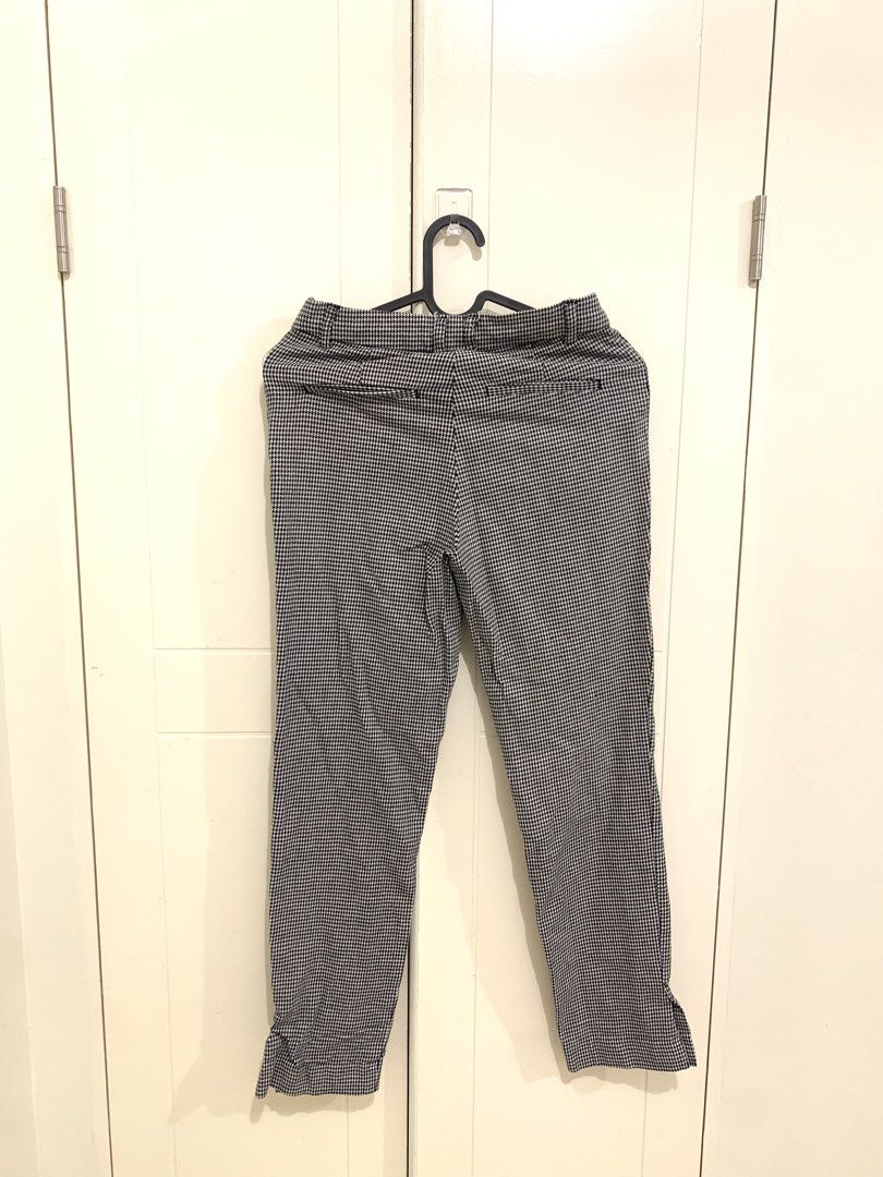 H&M Black and White Houndstooth Ankle Pants Size US 4 (Category: Trousers) located in Pasig City. Submitted by lovedbyri (Listing ID 1470674483, Image 2). Description: - Brand: H&M - Pattern: Classic black and white houndstooth check - Size: EUR 34 / US 4 - Fit: Tailored, cropped ankle length - Details: Double button waistband closure, belt loops, and standard back pockets - Versatility: Ideal for office wear, smart-casual outfits, or weekend sty