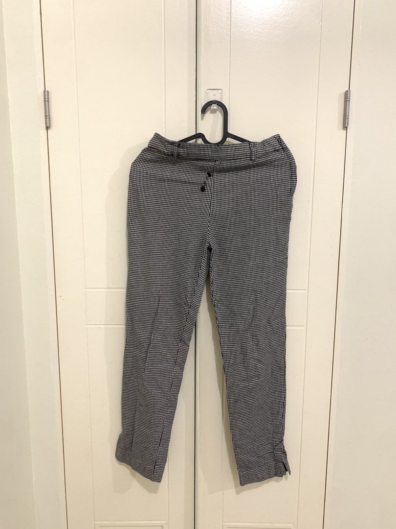 H&M Black and White Houndstooth Ankle Pants Size US 4 (Category: Trousers) located in Pasig City. Submitted by lovedbyri (Listing ID 1470674483, Image 1). Description: - Brand: H&M - Pattern: Classic black and white houndstooth check - Size: EUR 34 / US 4 - Fit: Tailored, cropped ankle length - Details: Double button waistband closure, belt loops, and standard back pockets - Versatility: Ideal for office wear, smart-casual outfits, or weekend sty