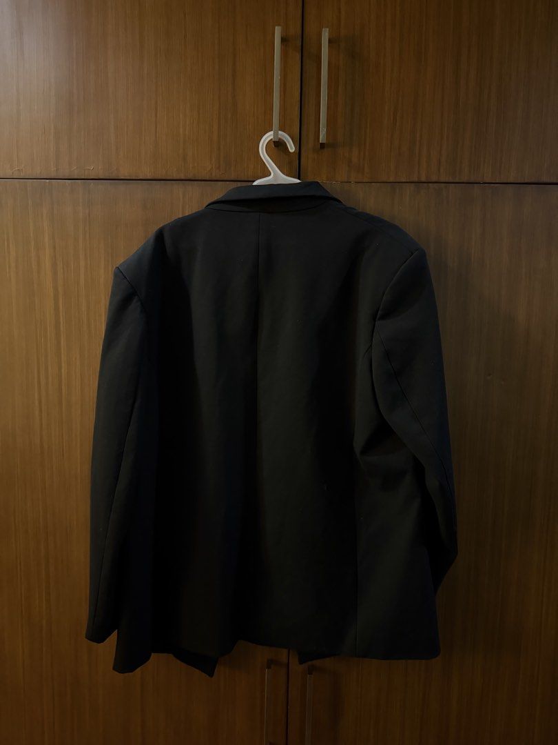 H&M Black Blazer Size M (Category: Coats, Jackets and Outerwear) located in Manila. Submitted by preloved123. (Listing ID 1470717891, Image 2). Description: - Brand: H&M - Size: Medium - Color: Solid Black - Fit: Classic tailored cut with structured shoulders - Features: Lapels, front pockets, and fully lined interior - Versatility: Perfect for both office wear and casual outfits - Condition: Well-maintained and hangs nicely.