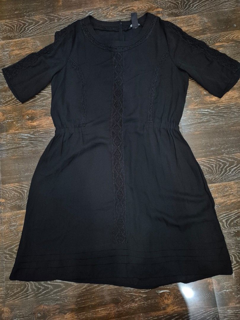 H&M Black Dress (Category: Dresses) located in Santa Cruz. Submitted by deenem (Listing ID 1470586787, Image 2). Description: Like New😍👌 No flaws👌 Size 38 on Tag Can fit M-L Asian (Measurements laid flat in inches) Bust:19 Waist: 16-18 Armhole:8.5 Lenght: 35.