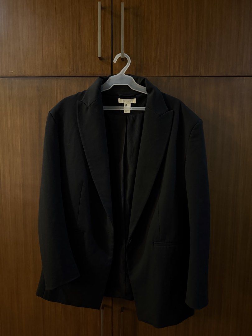 H&M Black Oversized Blazer Jacket (Category: Coats, Jackets and Outerwear) located in Paranaque City. Submitted by preloveditems111 (Listing ID 1470715555, Image 1). Description: - Brand: H&M - Color: Classic solid black - Style: Tailored lapel collar, open front (no button closure) - Features: Structured shoulders, lined interior, two front pockets - Versatility: Perfect for workwear or casual weekend outfits - Note: Measurements available upon 