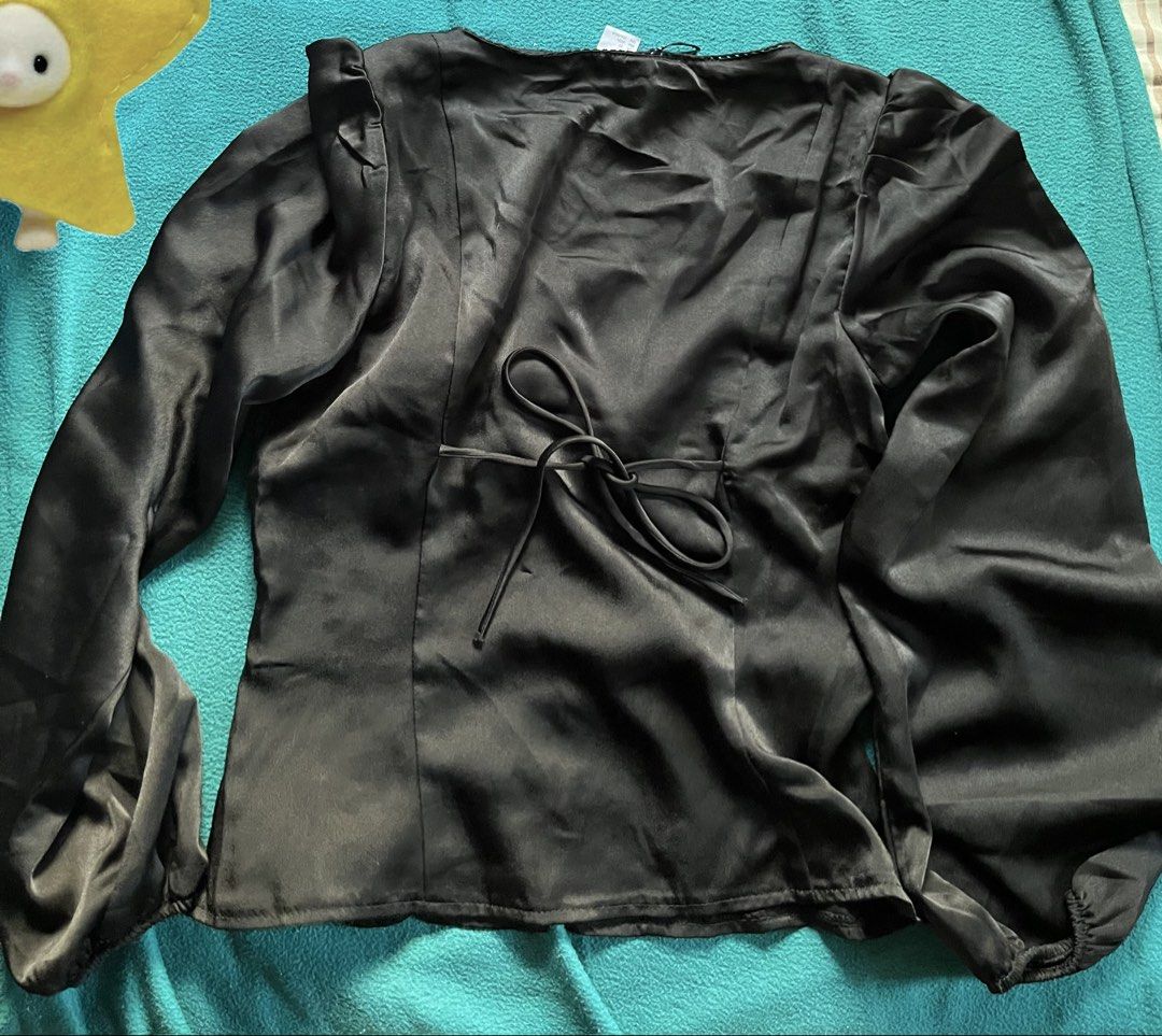 H&M Black Satin V-Neck Top (Category: Blouses) located in Quezon City. Submitted by abtlex (Listing ID 1470641699, Image 3). Description: - Only used once for an event - No flaws MOD: J&T/LBC/Lalamove MOP: GCash/Maribank LOC: QC.
