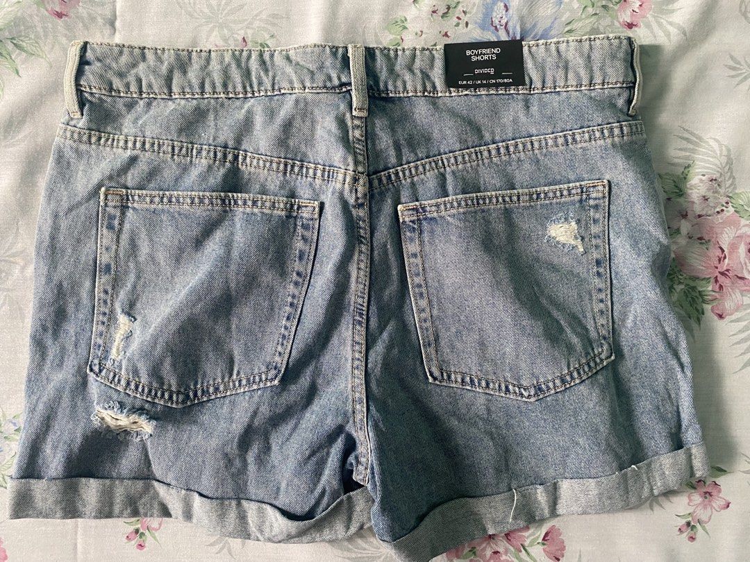 H&M Boyfriend Shorts (Category: Shorts) located in Muntinlupa City. Submitted by glossrunch (Listing ID 1470566419, Image 3). Description: P200 + lsf *never used/worn with OG tags *please wash upon receipt as this was stored in the closet for a while *i forgot i had this 😅 * W: 34” L: 14” rfs: decluttering/wont fit me na GCash/BPI J&T 🏷️ uniqlo h&m gu muji zara mango mng divided.