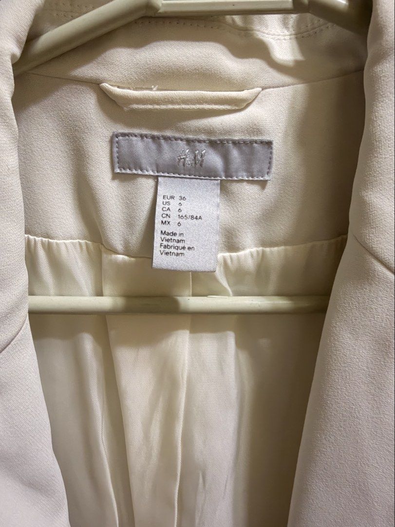 H&M Cream Blazer (Category: Coats, Jackets and Outerwear) located in Caloocan City. Submitted by leslieannemnl (Listing ID 1470558687, Image 2). Description: H&M Cream Blazer Size: Small EU - 36 +SF.