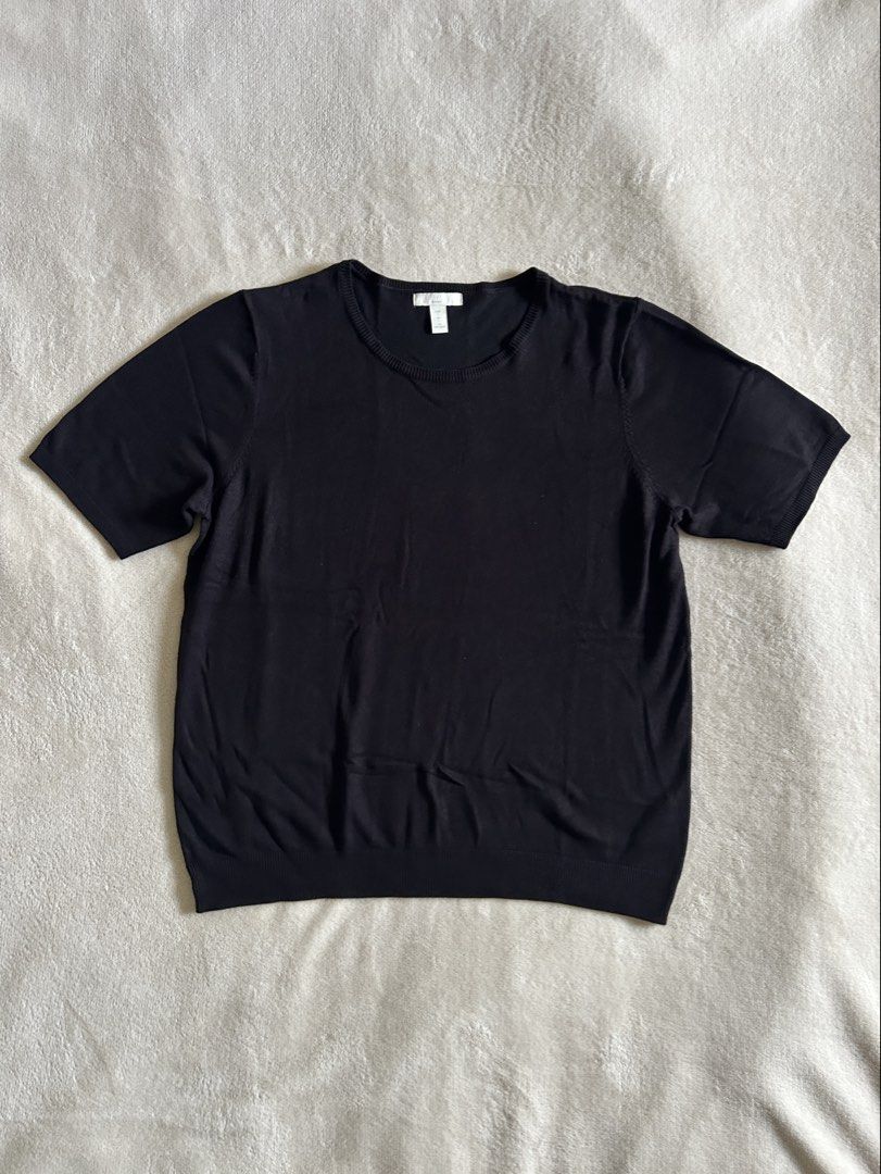 H&M Fine-Knit Short Sleeve Top (Category: Shirts) located in Carigara. Submitted by abiesclutter (Listing ID 1470622771, Image 2). Description: Brand: H&M Basics Size: L Design: Fine-gauge knitted fabric texture, a ribbed crew neck collar, matching subtle ribbed cuffs on the short sleeves, and a clean ribbed hemline at the waist Made in: Bangladesh Condition: In very good condition with less signs of usage .