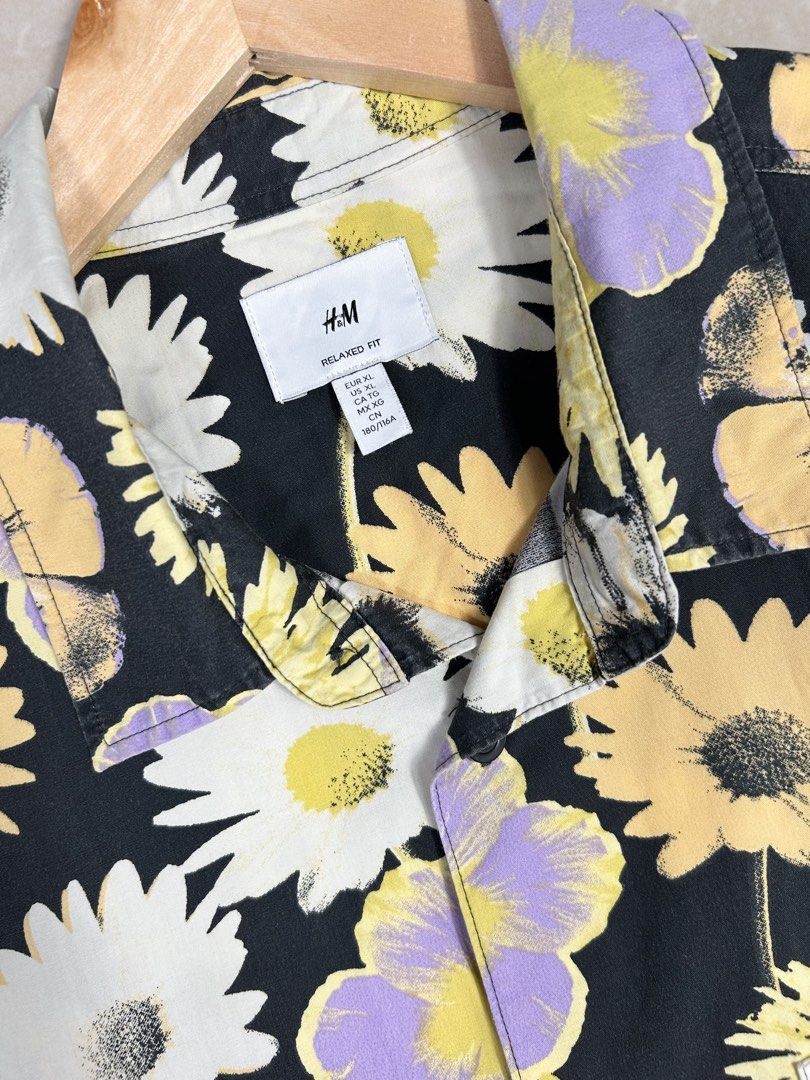 H&M Floral polo for men (Category: Tshirts & Polo Shirts ) located in Tacloban City. Submitted by his_closetttt23 (Listing ID 1470674634, Image 3). Description: .