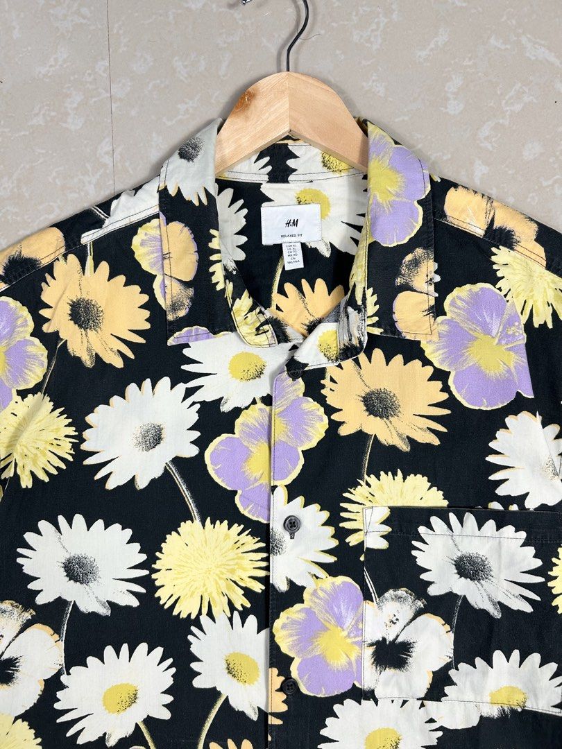 H&M Floral polo for men (Category: Tshirts & Polo Shirts ) located in Tacloban City. Submitted by his_closetttt23 (Listing ID 1470674634, Image 2). Description: .