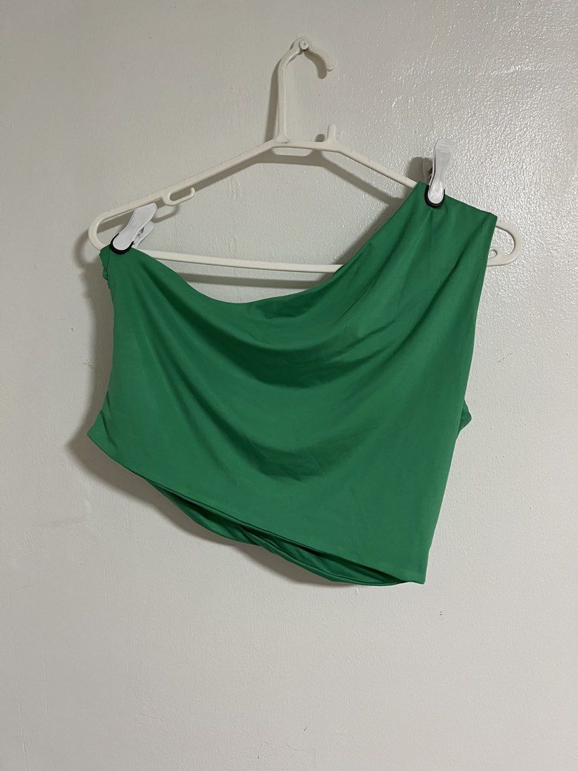 H&M Green One-Shoulder Draped Crop Top (Category: Sleeveless) located in Cabuyao City. Submitted by rdtrmt (Listing ID 1470576116, Image 3). Description: - Brand: H&M - Size: Medium (M) - Color: Bright green - Style: One-shoulder with draped front and gathered sides - Material: Stretchy and super comfortable fabric - Condition: Excellent and still in good condition.
