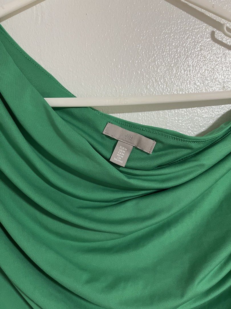 H&M Green One-Shoulder Draped Crop Top (Category: Sleeveless) located in Cabuyao City. Submitted by rdtrmt (Listing ID 1470576116, Image 2). Description: - Brand: H&M - Size: Medium (M) - Color: Bright green - Style: One-shoulder with draped front and gathered sides - Material: Stretchy and super comfortable fabric - Condition: Excellent and still in good condition.
