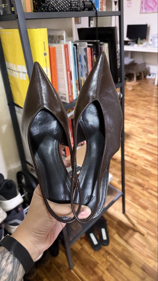 H&M kitten heels in deep brown (Category: Heels) located in Makati City. Submitted by viabrenilla (Listing ID 1470657044, Image 2). Description: H&M kitten heels size 9 BUT BEST FITS size 8 used once only for an event original price 1.7k 📍 makati.