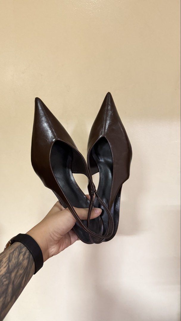 H&M kitten heels in deep brown (Category: Heels) located in Makati City. Submitted by viabrenilla (Listing ID 1470657044, Image 1). Description: H&M kitten heels size 9 BUT BEST FITS size 8 used once only for an event original price 1.7k 📍 makati.