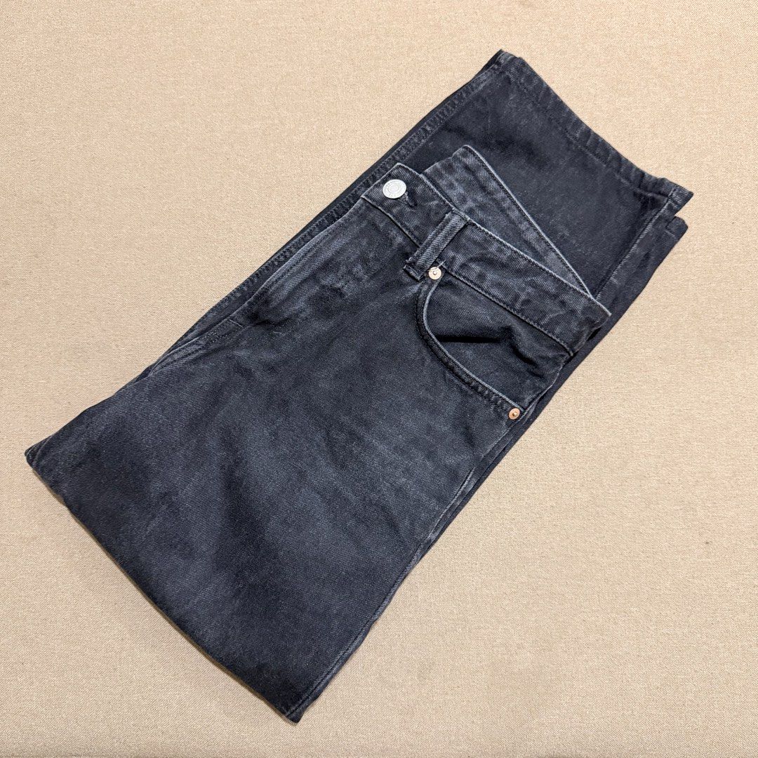 H&M Loose Fit Pants (Category: Jeans) located in Makati City. Submitted by sunnybadoobee (Listing ID 1470727827, Image 1). Description: H&M Loose Fit Pants Waist: fits 29 to 31 inches Length: 36 inches Condition: used and faded Price: ₱600 only. .