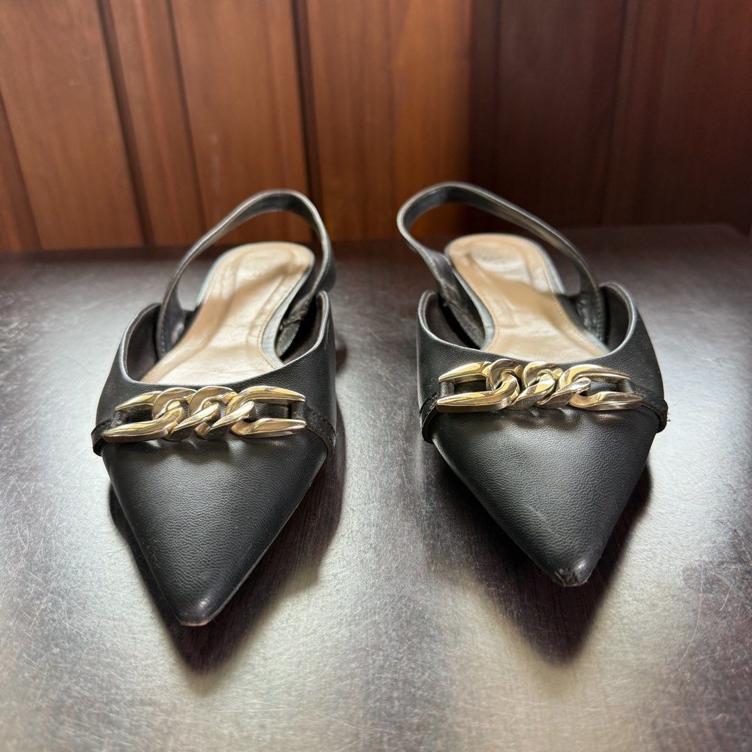 H&M Pointed Slingbacks Flats (Category: Flats & Sandals) located in Quezon City. Submitted by declutteringoodfinds (Listing ID 1470636306, Image 3). Description: Color: Black Size Euro 39 | US 8 RFS: Decluttering.