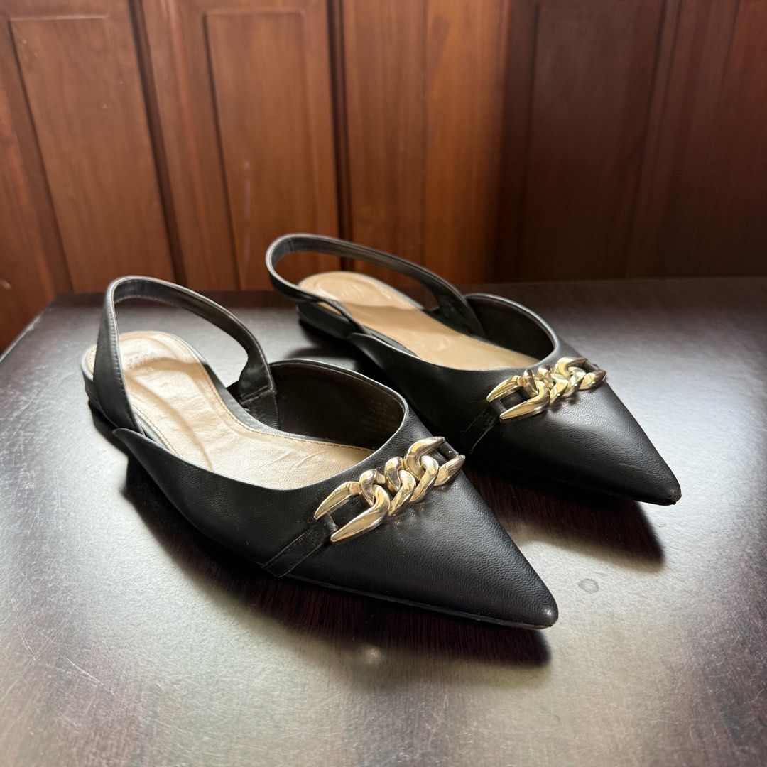 H&M Pointed Slingbacks Flats (Category: Flats & Sandals) located in Quezon City. Submitted by declutteringoodfinds (Listing ID 1470636306, Image 2). Description: Color: Black Size Euro 39 | US 8 RFS: Decluttering.