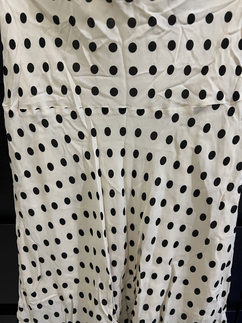 H&M Polka Dot Midi Skirt (Category: Skirts) located in Quezon City. Submitted by eicadh (Listing ID 1470662098, Image 2). Description: - Brand: H&M - Size: S (fits true to size) - Color/Pattern: Cream with black polka dots - Material: Lightweight fabric - Features: Flared silhouette, comfortable elastic waistband - Condition: Excellent - Perfect for: Casual days out, weekend brunches.