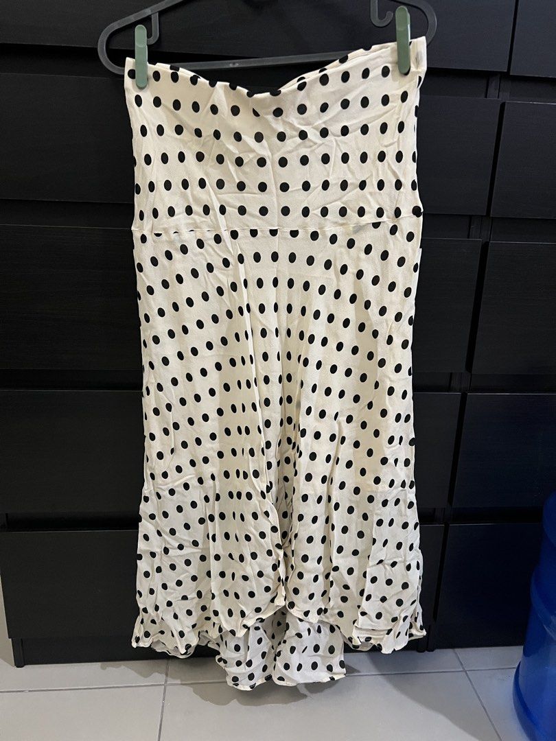 H&M Polka Dot Midi Skirt (Category: Skirts) located in Quezon City. Submitted by eicadh (Listing ID 1470662098, Image 1). Description: - Brand: H&M - Size: S (fits true to size) - Color/Pattern: Cream with black polka dots - Material: Lightweight fabric - Features: Flared silhouette, comfortable elastic waistband - Condition: Excellent - Perfect for: Casual days out, weekend brunches.