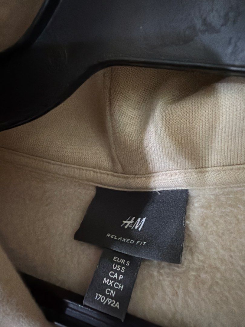 H&M Relaxed Fit Hoodie (Category: Hoodies) located in Quezon City. Submitted by blistceleb (Listing ID 1470714575, Image 3). Description: 22 x 25.5 H&M hoodie No issues.