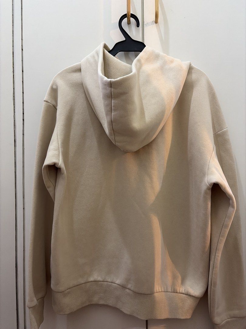 H&M Relaxed Fit Hoodie (Category: Hoodies) located in Quezon City. Submitted by blistceleb (Listing ID 1470714575, Image 2). Description: 22 x 25.5 H&M hoodie No issues.
